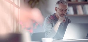 Rote-Liste-7-ultra-man-looking-at-laptop-copyspace (1)